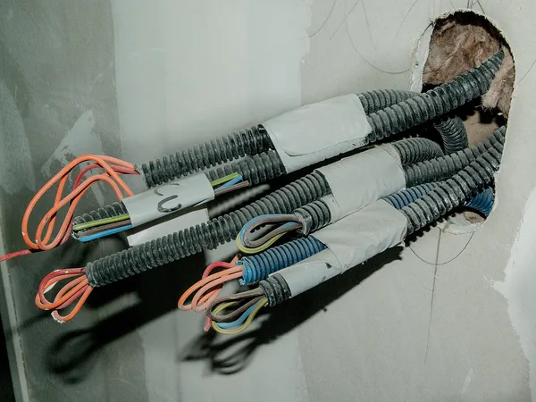 Instalacja przewodów w ścianie — Elektryk Wiśniewski