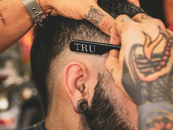 Cieniowanie i wykończenie karku w Barbershop Nowak