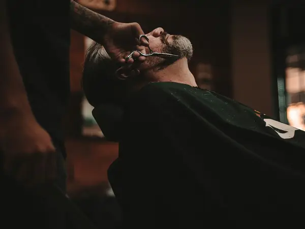 Golenie brzytwą na gorąco w Barbershop Nowak
