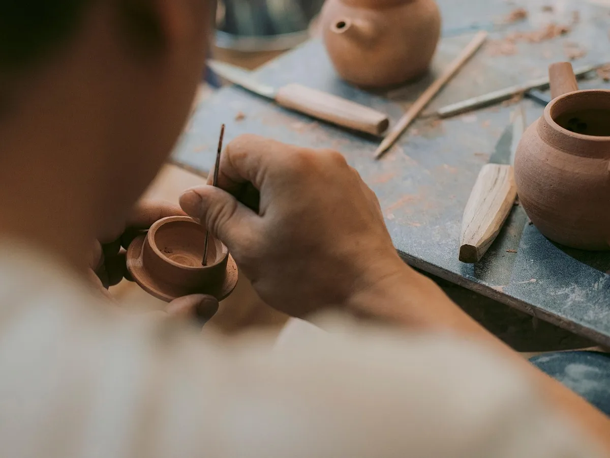 Formowanie detalu ceramicznego w pracowni Sowa